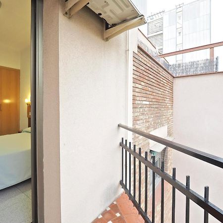 Hostal Ballestero Barcelona Bagian luar foto