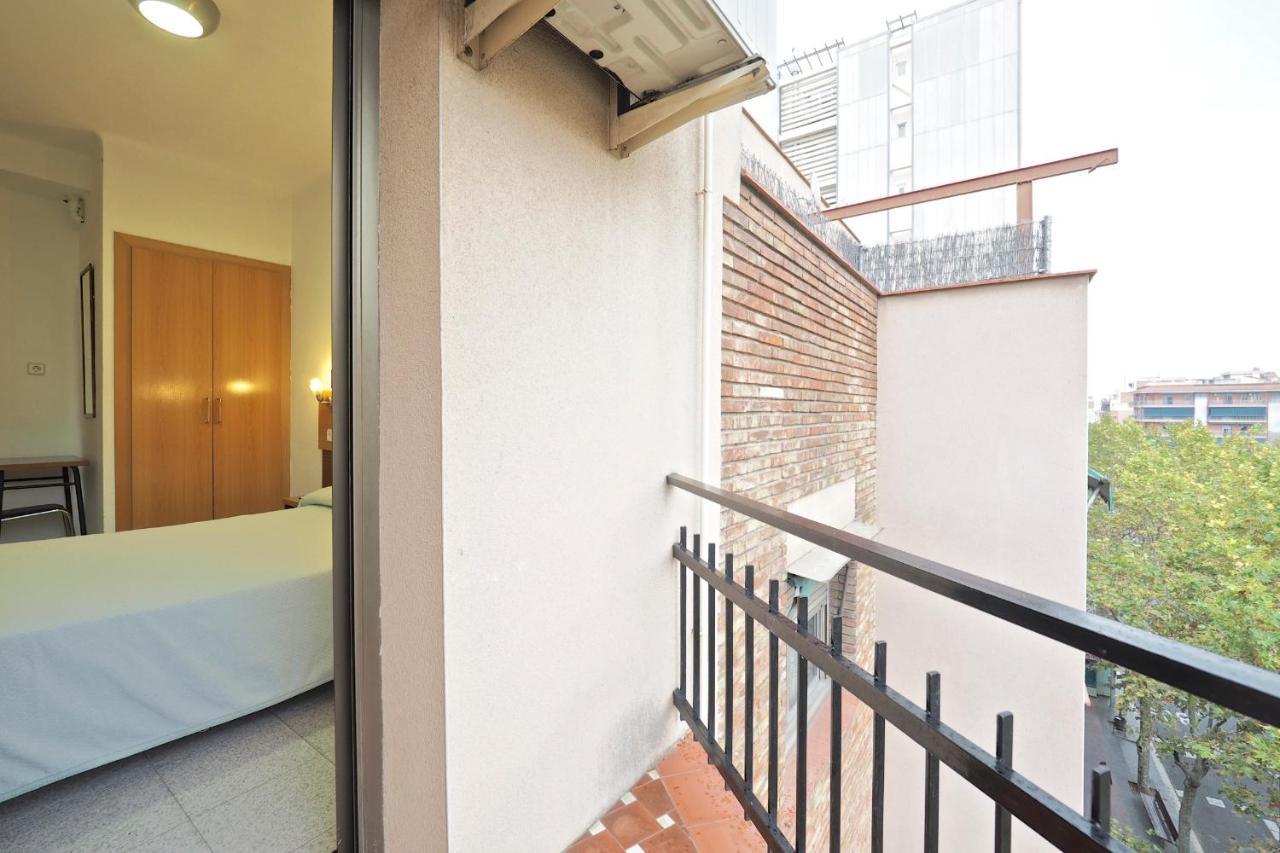 Hostal Ballestero Barcelona Bagian luar foto