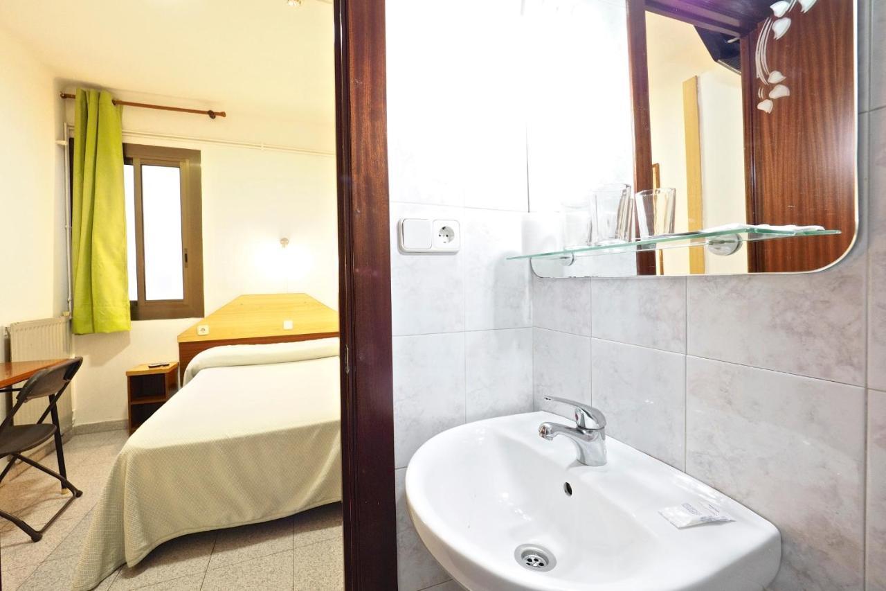 Hostal Ballestero Barcelona Bagian luar foto