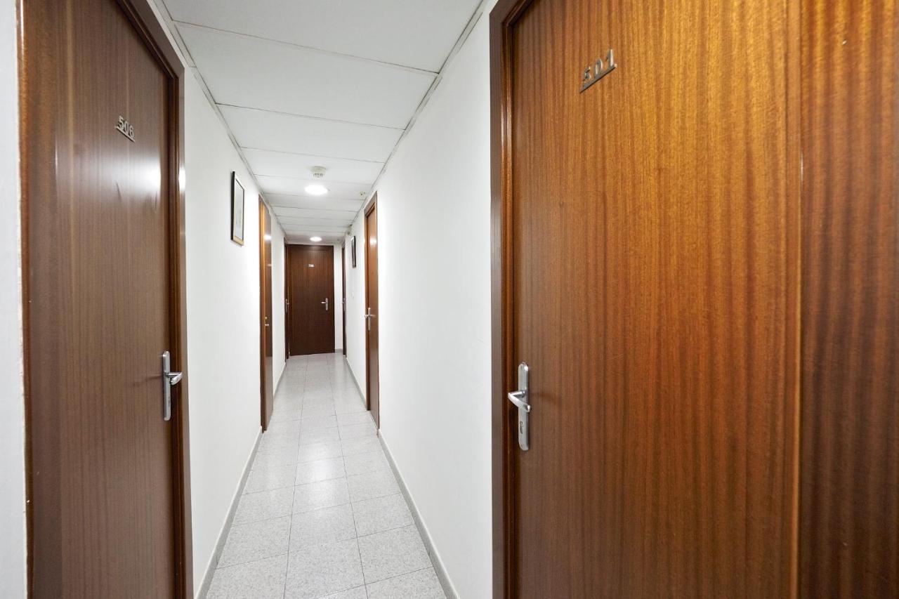 Hostal Ballestero Barcelona Bagian luar foto