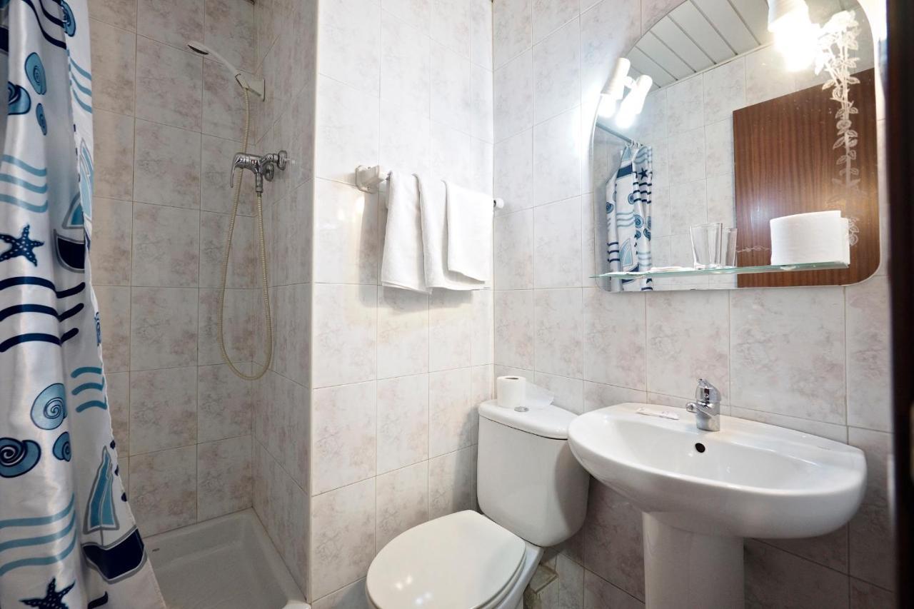Hostal Ballestero Barcelona Bagian luar foto