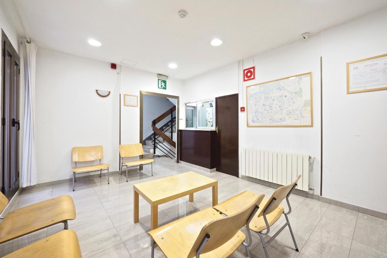 Hostal Ballestero Barcelona Bagian luar foto
