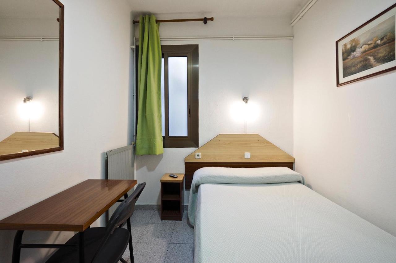 Hostal Ballestero Barcelona Bagian luar foto