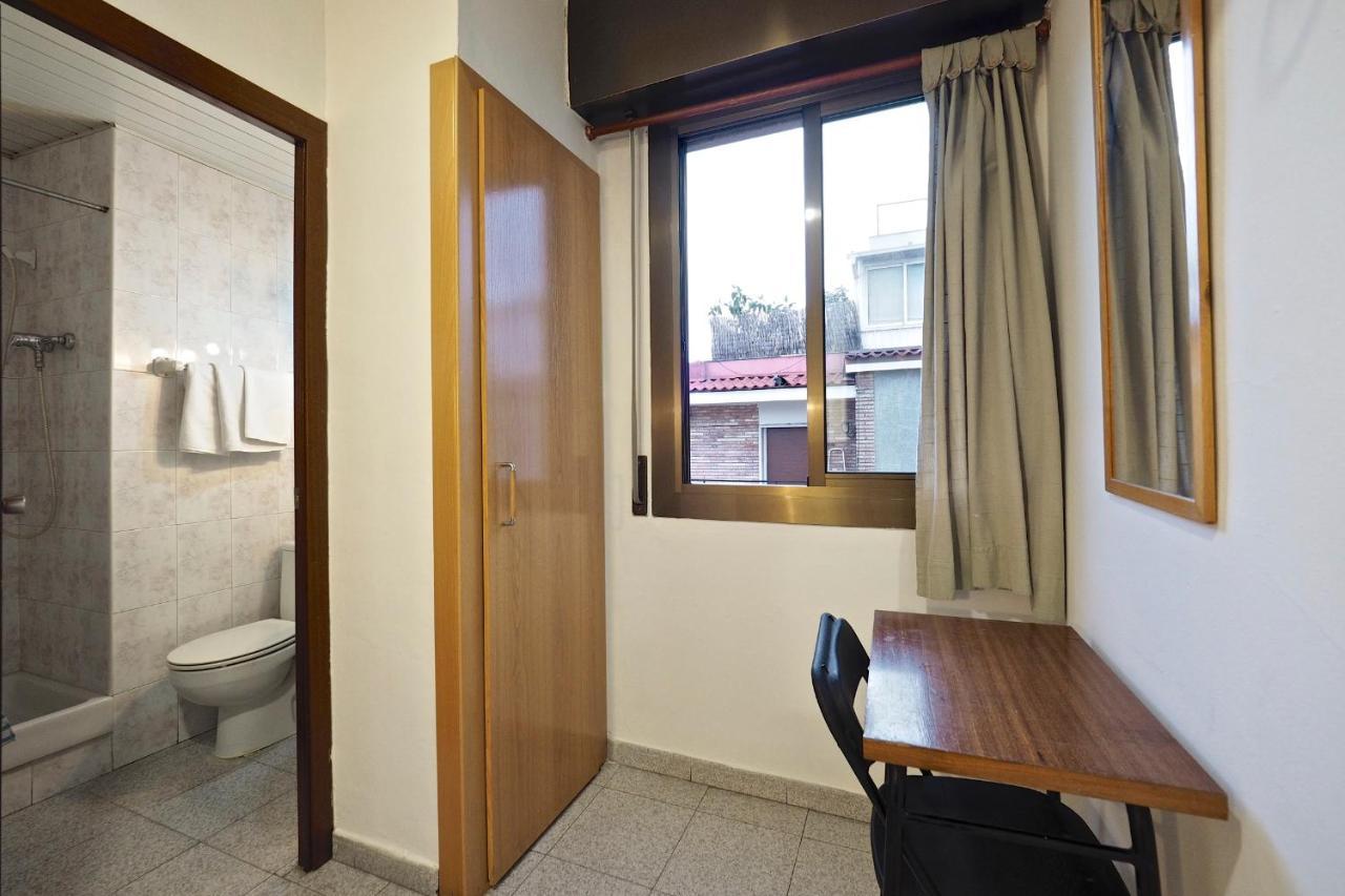 Hostal Ballestero Barcelona Bagian luar foto