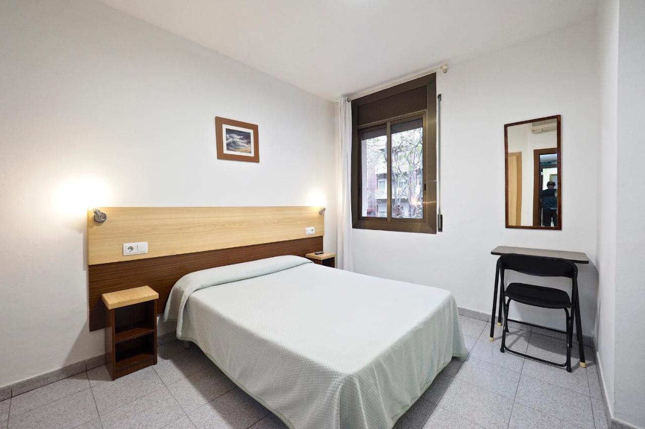 Hostal Ballestero Barcelona Bagian luar foto
