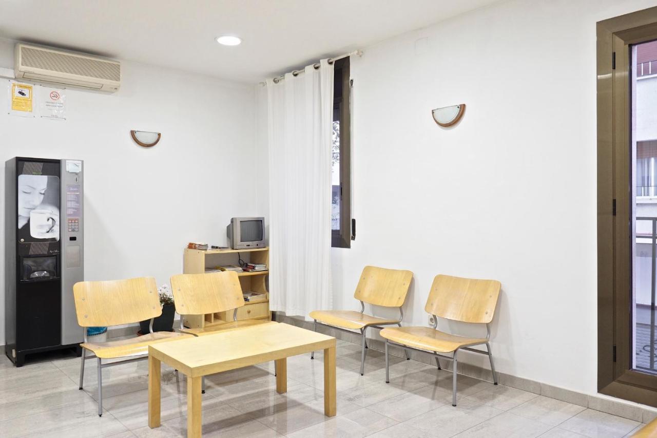 Hostal Ballestero Barcelona Bagian luar foto