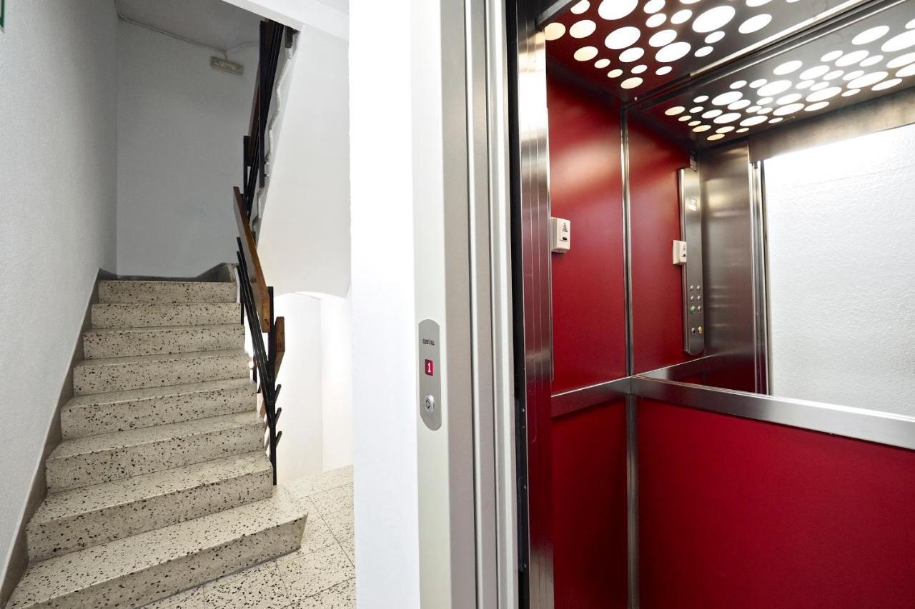 Hostal Ballestero Barcelona Bagian luar foto