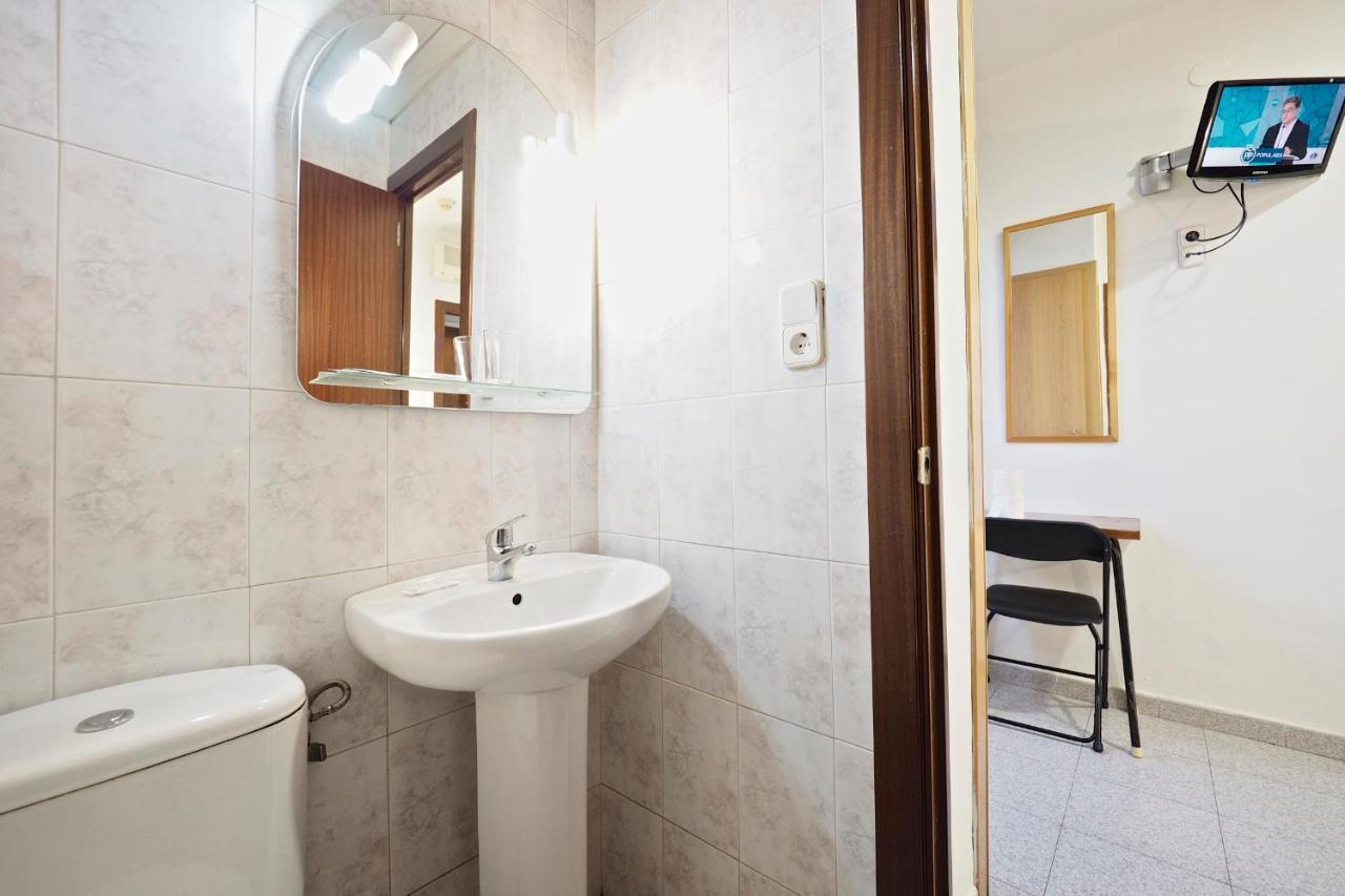 Hostal Ballestero Barcelona Bagian luar foto