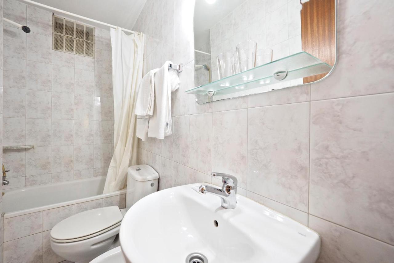 Hostal Ballestero Barcelona Bagian luar foto