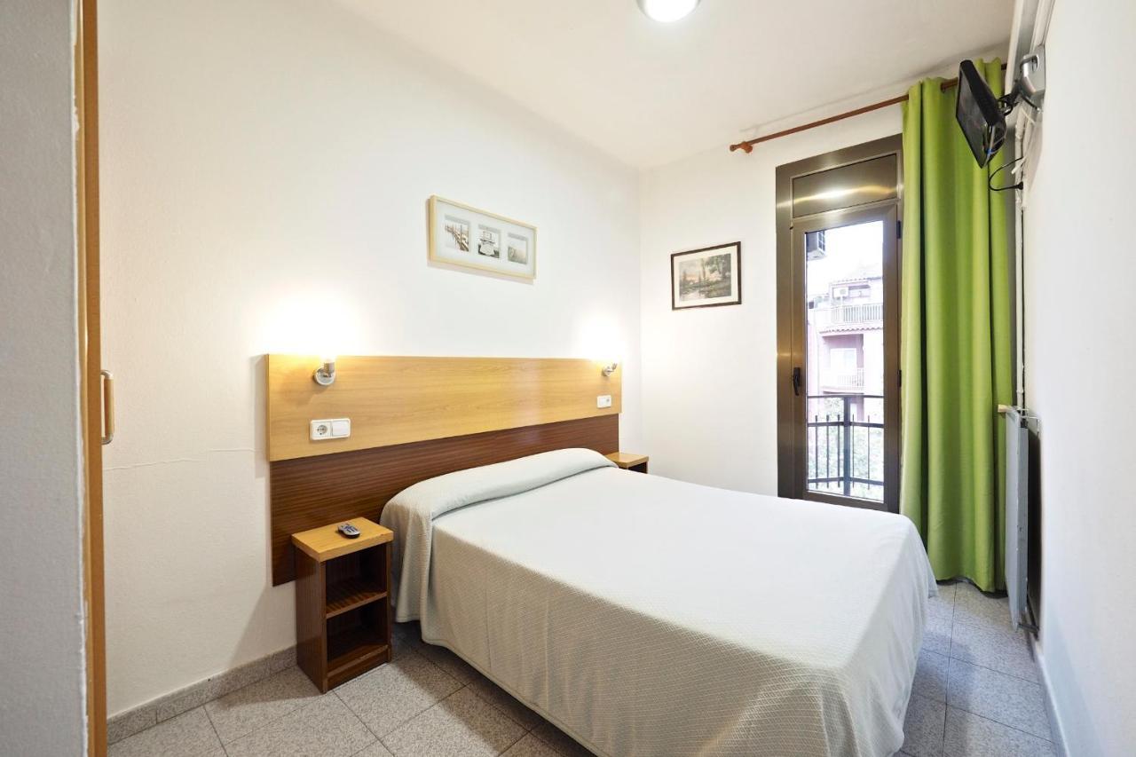 Hostal Ballestero Barcelona Bagian luar foto