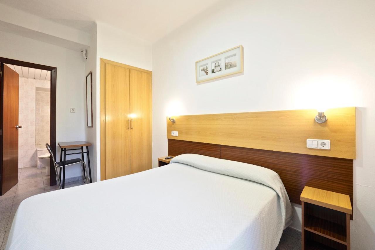 Hostal Ballestero Barcelona Bagian luar foto