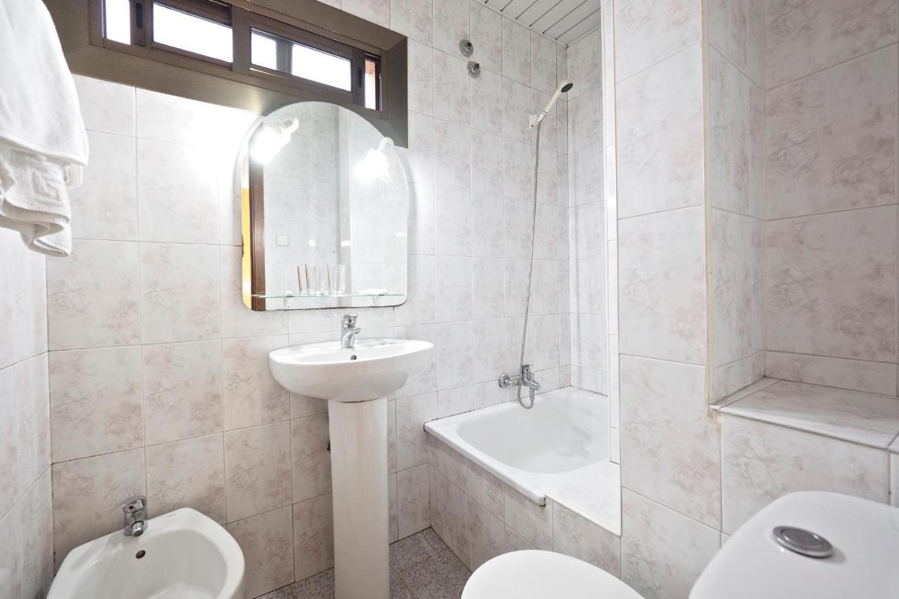 Hostal Ballestero Barcelona Bagian luar foto