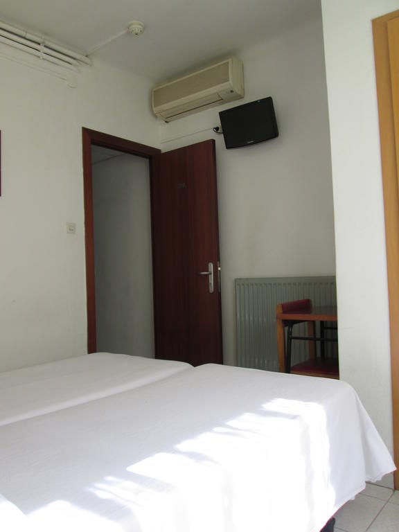 Hostal Ballestero Barcelona Bagian luar foto