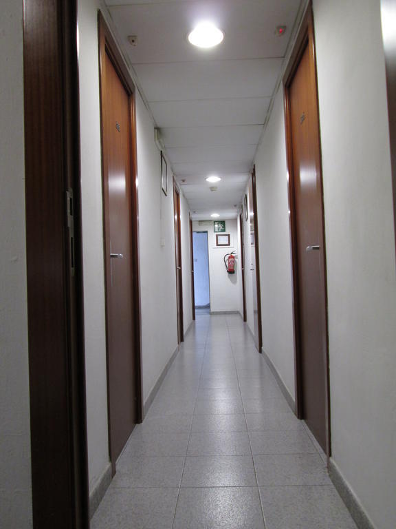 Hostal Ballestero Barcelona Bagian luar foto