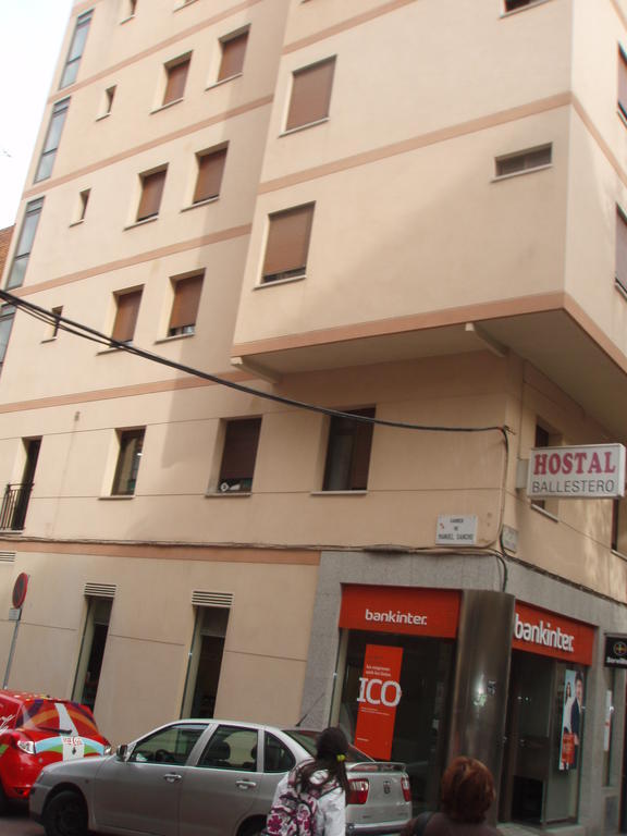 Hostal Ballestero Barcelona Bagian luar foto
