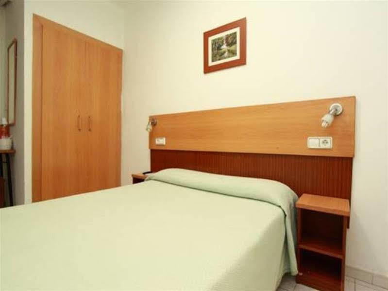 Hostal Ballestero Barcelona Bagian luar foto